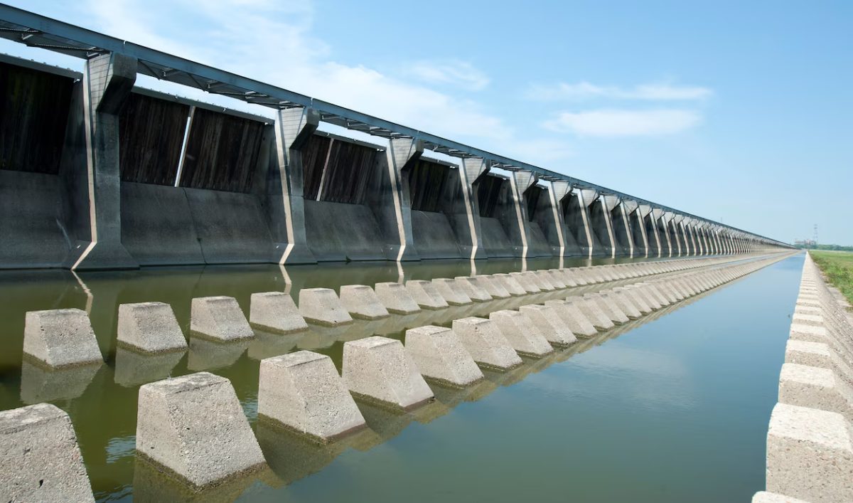 When Bonnet Carré Spillway is closed, it prevents the Mississippi River from running through the spillway into Lake Pontchartrain. 